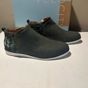 LifeStride velocity 2.0 comfortable ankle booties army green zip sides size 8